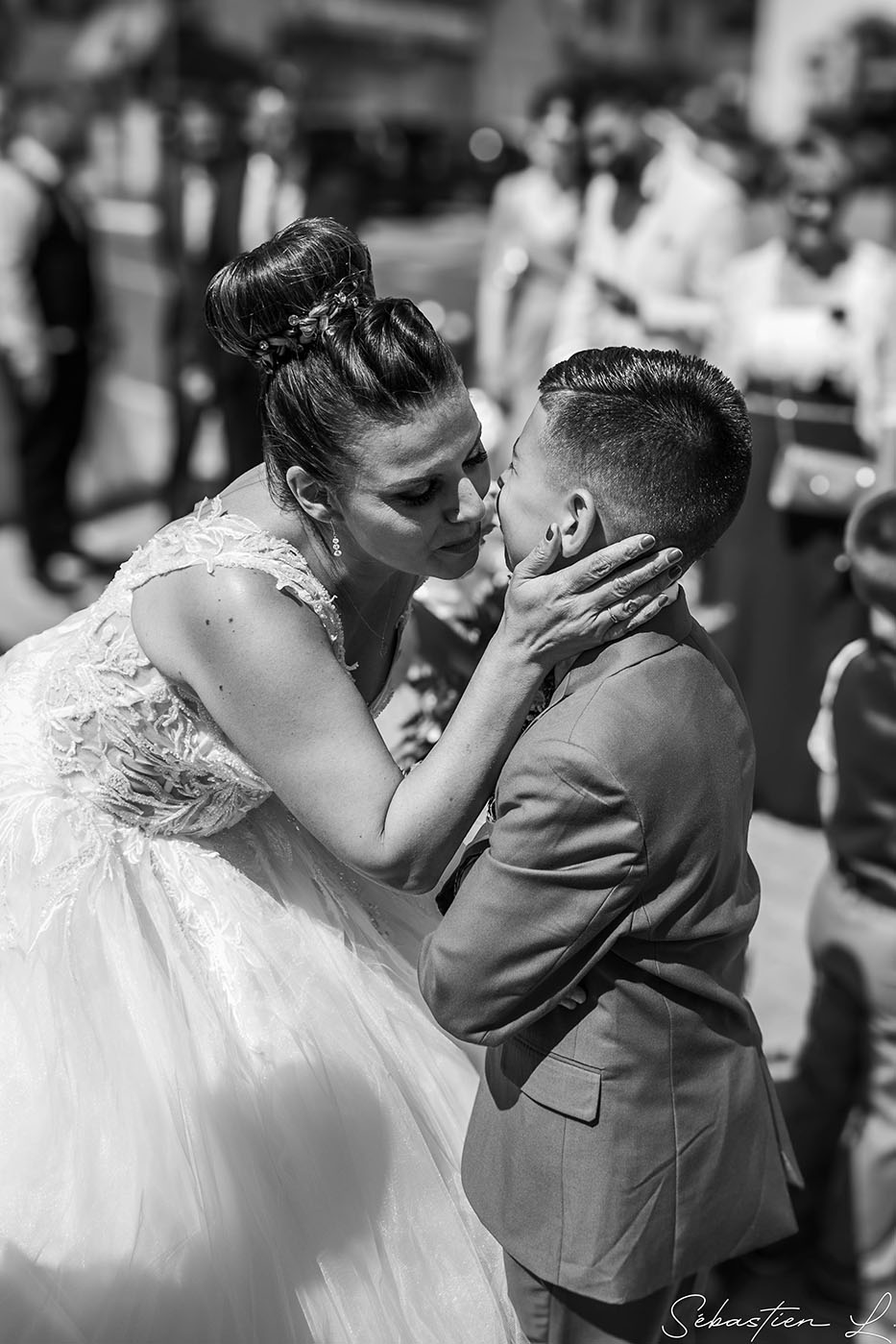 Mariée qui embrasse son fils Mariée qui embrasse son fils